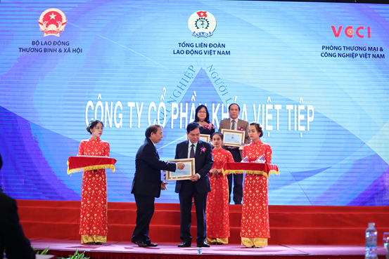 Công ty Cổ phần Khoá Việt-Tiệp nhận giải thưởng Doanh nghiệp vì người lao động năm 2016